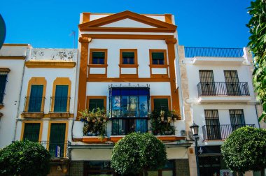 Carmona İspanya 18 Temmuz 2021 Carmona 'da Avrupa' nın Parlak Yıldızı olarak adlandırılan caddelerdeki eski ev cephesinde şehir tipik bir dar ve dolambaçlı Arap yerleşimi sergiliyor.