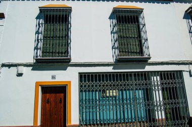 Carmona İspanya 18 Temmuz 2021 Carmona 'da Avrupa' nın Parlak Yıldızı olarak adlandırılan caddelerdeki eski ev cephesinde şehir tipik bir dar ve dolambaçlı Arap yerleşimi sergiliyor.