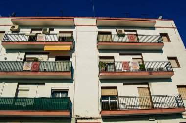 Carmona İspanya 18 Temmuz 2021 Carmona 'da Avrupa' nın Parlak Yıldızı olarak adlandırılan caddelerdeki eski ev cephesinde şehir tipik bir dar ve dolambaçlı Arap yerleşimi sergiliyor.