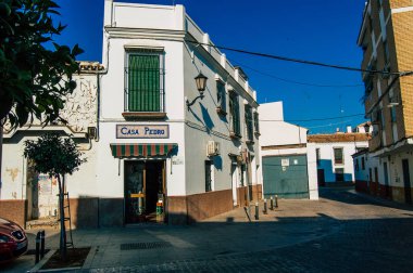 Carmona İspanya 18 Temmuz 2021 'de Avrupa' nın Parlak Yıldızı olarak adlandırılan şehir merkezi, tipik bir dar ve dolambaçlı Arap yerleşimi göstermektedir.