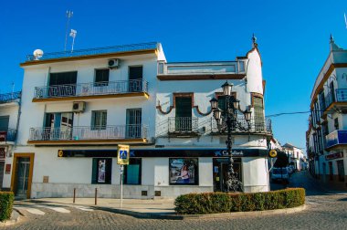 Carmona İspanya 18 Temmuz 2021 'de Avrupa' nın Parlak Yıldızı olarak adlandırılan şehir merkezi, tipik bir dar ve dolambaçlı Arap yerleşimi göstermektedir.