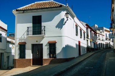 Carmona İspanya 18 Temmuz 2021 'de Avrupa' nın Parlak Yıldızı olarak adlandırılan şehir merkezi, tipik bir dar ve dolambaçlı Arap yerleşimi göstermektedir.