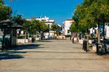 Carmona İspanya 18 Temmuz 2021 'de Avrupa' nın Parlak Yıldızı olarak adlandırılan şehir merkezi, tipik bir dar ve dolambaçlı Arap yerleşimi göstermektedir.