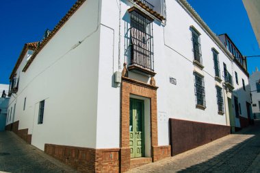 Carmona İspanya 18 Temmuz 2021 'de Avrupa' nın Parlak Yıldızı olarak adlandırılan şehir merkezi, tipik bir dar ve dolambaçlı Arap yerleşimi göstermektedir.