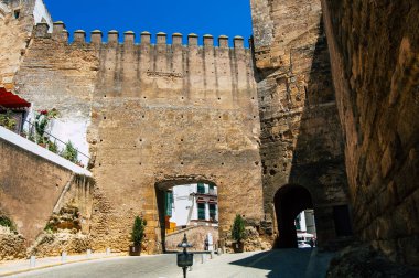 Carmona İspanya 18 Temmuz 2021 Sevilla Kapısı Avrupa 'nın Parlak Yıldızı adlı eski Carmona' nın girişinde yer alan kasaba, tipik bir dar ve dolambaçlı Arap yerleşimini gösteriyor.