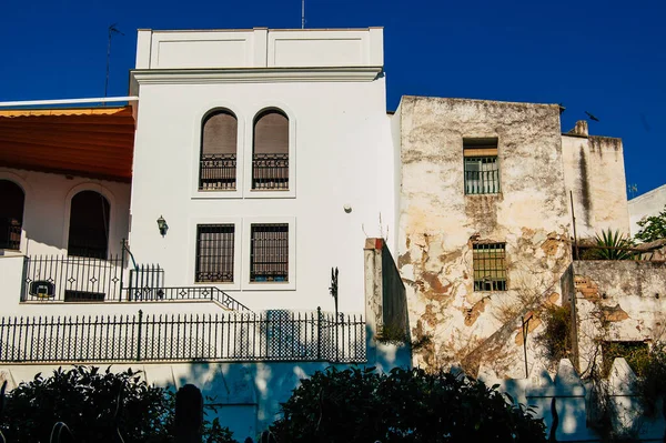 2021年7月18日 西班牙卡尔莫纳市一家名为 明亮的欧洲之星 的老房子的正面 这个城镇呈现出典型的狭窄而曲折的阿拉伯语布局 — 图库照片