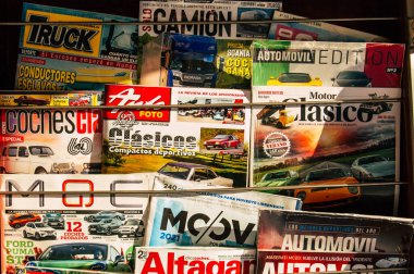 Carmona İspanya 20 Temmuz 2021 Gazete ve dergiler Avrupa 'nın Parlak Yıldızı adlı Carmona şehrinin ana caddesinde yer alan bir büfede satıldı.