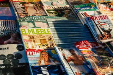 Carmona İspanya 20 Temmuz 2021 Gazete ve dergiler Avrupa 'nın Parlak Yıldızı adlı Carmona şehrinin ana caddesinde yer alan bir büfede satıldı.