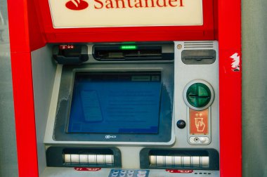 Carmona İspanya 20 Temmuz 2021 İspanya 'nın güneyinde, Andalusia bölgesinin sembolik bir kasabası olan Carmona caddelerinde ATM bulunmaktadır.