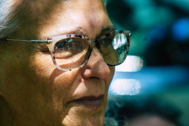 Carmona İspanya 20 Temmuz 2021 Kimliği belirlenemeyen insanlar yaz boyunca yüzme havuzu yakınlarında eğleniyorlar.