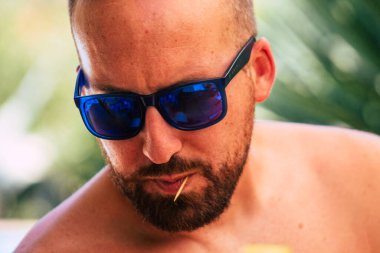 Carmona İspanya 20 Temmuz 2021 Kimliği belirlenemeyen insanlar yaz boyunca yüzme havuzu yakınlarında eğleniyorlar.