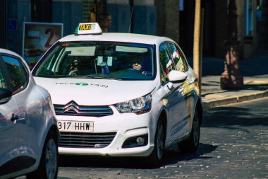 Sevilla İspanya 22 Temmuz 2021 Seville caddelerinden geçiyor, Andalusia bölgesinin başkenti ve sembolik bir şehir, İspanya 'nın güneyinde.