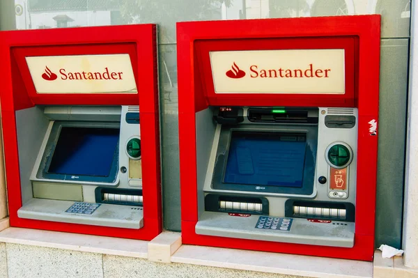 Carmona İspanya 20 Temmuz 2021 İspanya 'nın güneyinde, Andalusia bölgesinin sembolik bir kasabası olan Carmona caddelerinde ATM bulunmaktadır.