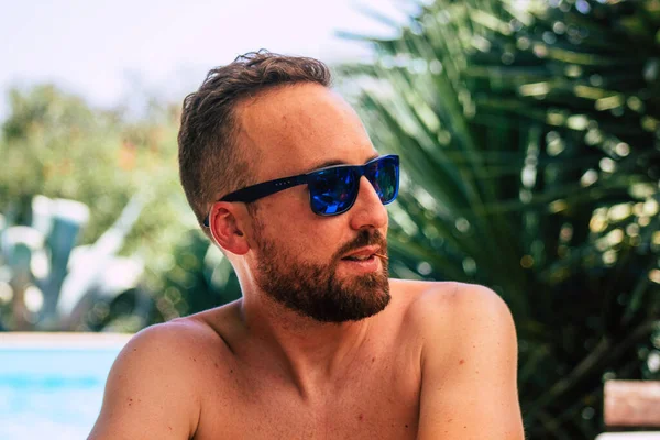 Carmona İspanya 20 Temmuz 2021 Kimliği belirlenemeyen insanlar yaz boyunca yüzme havuzu yakınlarında eğleniyorlar.