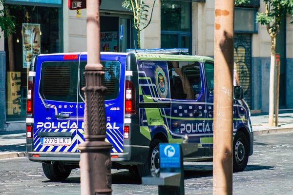 セビリアスペイン2021年7月22日スペインを襲ったコロナウイルス発生の間にセビリアの街をパトロールする地元の警察の車 — ストック写真