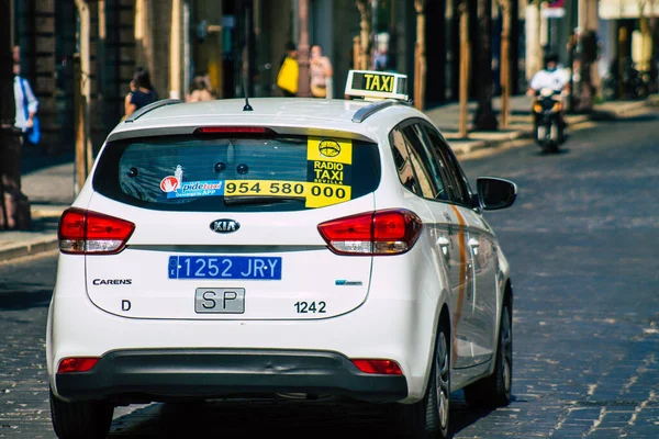 Іспанія Липня 2021 Року Таксі Проїжджає Вулицями Севільї Символічного Міста — стокове фото