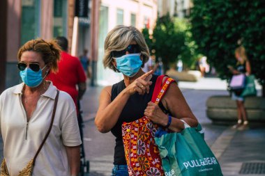 Sevilla İspanya 21 Temmuz 2021 Coronavirus salgını sırasında İspanya 'da alışveriş yapan yayaların sokakta maske takması zorunlu değil ama çoğu insan bunu takıyor.