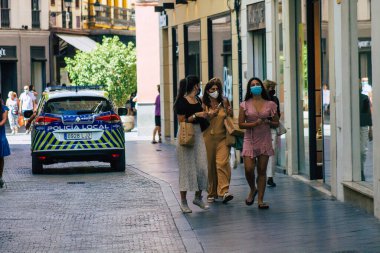 Sevilla İspanya 21 Temmuz 2021 Coronavirus salgını sırasında İspanya 'da alışveriş yapan yayaların sokakta maske takması zorunlu değil ama çoğu insan bunu takıyor.