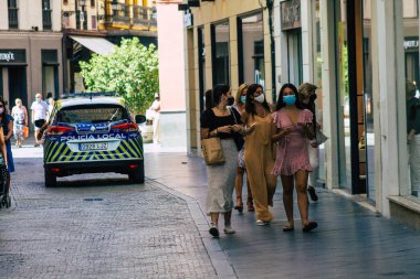 Sevilla İspanya 21 Temmuz 2021 Coronavirus salgını sırasında İspanya 'da alışveriş yapan yayaların sokakta maske takması zorunlu değil ama çoğu insan bunu takıyor.