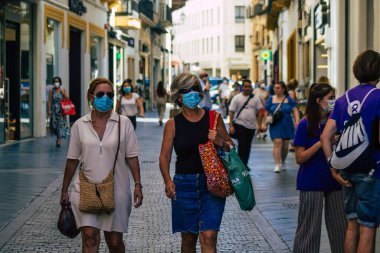 Sevilla İspanya 21 Temmuz 2021 Coronavirus salgını sırasında İspanya 'da alışveriş yapan yayaların sokakta maske takması zorunlu değil ama çoğu insan bunu takıyor.