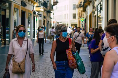 Sevilla İspanya 21 Temmuz 2021 Coronavirus salgını sırasında İspanya 'da alışveriş yapan yayaların sokakta maske takması zorunlu değil ama çoğu insan bunu takıyor.