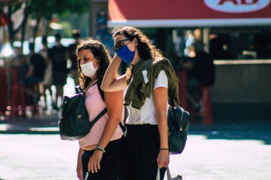 Sevilla İspanya 21 Temmuz 2021 Coronavirus salgını sırasında İspanya 'da alışveriş yapan yayaların sokakta maske takması zorunlu değil ama çoğu insan bunu takıyor.