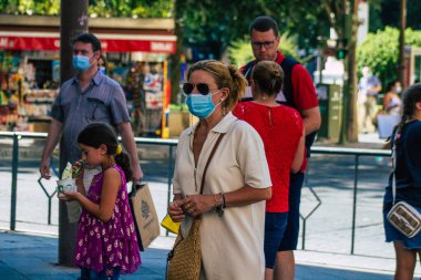 Sevilla İspanya 21 Temmuz 2021 Coronavirus salgını sırasında İspanya 'da alışveriş yapan yayaların sokakta maske takması zorunlu değil ama çoğu insan bunu takıyor.