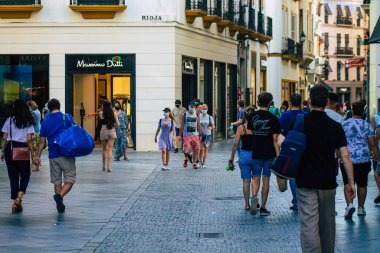 Sevilla İspanya 21 Temmuz 2021 Coronavirus salgını sırasında İspanya 'da alışveriş yapan yayaların sokakta maske takması zorunlu değil ama çoğu insan bunu takıyor.