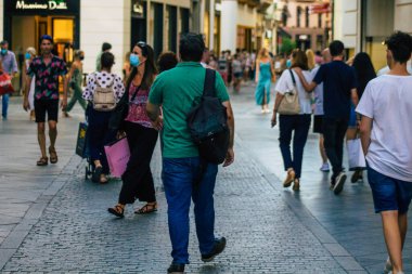 Sevilla İspanya 21 Temmuz 2021 Coronavirus salgını sırasında İspanya 'da alışveriş yapan yayaların sokakta maske takması zorunlu değil ama çoğu insan bunu takıyor.