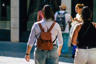 Sevilla İspanya 21 Temmuz 2021 Coronavirus salgını sırasında İspanya 'da alışveriş yapan yayaların sokakta maske takması zorunlu değil ama çoğu insan bunu takıyor.