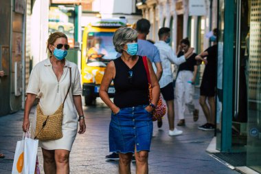 Sevilla İspanya 21 Temmuz 2021 Coronavirus salgını sırasında İspanya 'da alışveriş yapan yayaların sokakta maske takması zorunlu değil ama çoğu insan bunu takıyor.