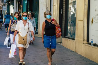Sevilla İspanya 21 Temmuz 2021 Coronavirus salgını sırasında İspanya 'da alışveriş yapan yayaların sokakta maske takması zorunlu değil ama çoğu insan bunu takıyor.
