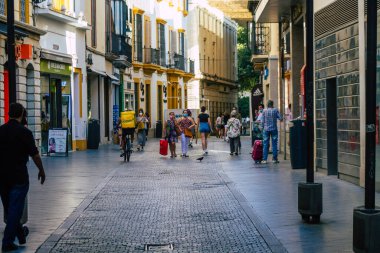 Sevilla İspanya 21 Temmuz 2021 Coronavirus salgını sırasında İspanya 'da alışveriş yapan yayaların sokakta maske takması zorunlu değil ama çoğu insan bunu takıyor.