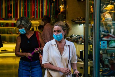 Sevilla İspanya 21 Temmuz 2021 Coronavirus salgını sırasında İspanya 'da alışveriş yapan yayaların sokakta maske takması zorunlu değil ama çoğu insan bunu takıyor.