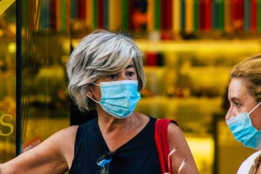 Sevilla İspanya 21 Temmuz 2021 Coronavirus salgını sırasında İspanya 'da alışveriş yapan yayaların sokakta maske takması zorunlu değil ama çoğu insan bunu takıyor.