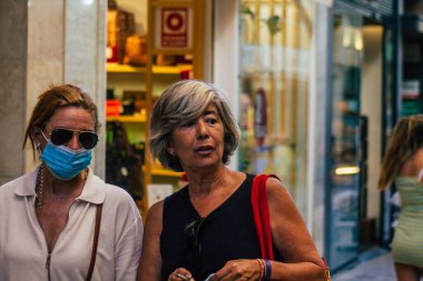 Sevilla İspanya 21 Temmuz 2021 Coronavirus salgını sırasında İspanya 'da alışveriş yapan yayaların sokakta maske takması zorunlu değil ama çoğu insan bunu takıyor.