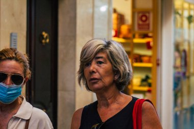 Sevilla İspanya 21 Temmuz 2021 Coronavirus salgını sırasında İspanya 'da alışveriş yapan yayaların sokakta maske takması zorunlu değil ama çoğu insan bunu takıyor.