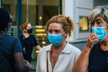 Sevilla İspanya 21 Temmuz 2021 Coronavirus salgını sırasında İspanya 'da alışveriş yapan yayaların sokakta maske takması zorunlu değil ama çoğu insan bunu takıyor.