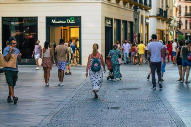 Sevilla İspanya 21 Temmuz 2021 Coronavirus salgını sırasında İspanya 'da alışveriş yapan yayaların sokakta maske takması zorunlu değil ama çoğu insan bunu takıyor.