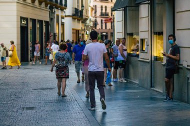 Sevilla İspanya 21 Temmuz 2021 Coronavirus salgını sırasında İspanya 'da alışveriş yapan yayaların sokakta maske takması zorunlu değil ama çoğu insan bunu takıyor.