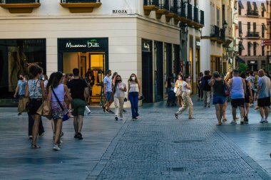 Sevilla İspanya 21 Temmuz 2021 Coronavirus salgını sırasında İspanya 'da alışveriş yapan yayaların sokakta maske takması zorunlu değil ama çoğu insan bunu takıyor.