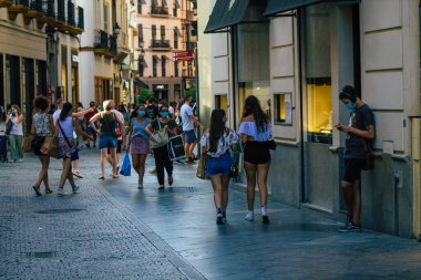 Sevilla İspanya 21 Temmuz 2021 Coronavirus salgını sırasında İspanya 'da alışveriş yapan yayaların sokakta maske takması zorunlu değil ama çoğu insan bunu takıyor.