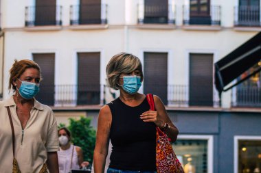 Sevilla İspanya 21 Temmuz 2021 Coronavirus salgını sırasında İspanya 'da alışveriş yapan yayaların sokakta maske takması zorunlu değil ama çoğu insan bunu takıyor.
