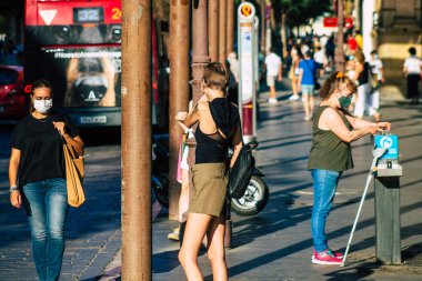 Sevilla İspanya 21 Temmuz 2021 Coronavirus salgını sırasında İspanya 'da alışveriş yapan yayaların sokakta maske takması zorunlu değil ama çoğu insan bunu takıyor.