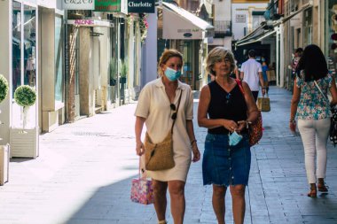 Sevilla İspanya 21 Temmuz 2021 Coronavirus salgını sırasında İspanya 'da alışveriş yapan yayaların sokakta maske takması zorunlu değil ama çoğu insan bunu takıyor.