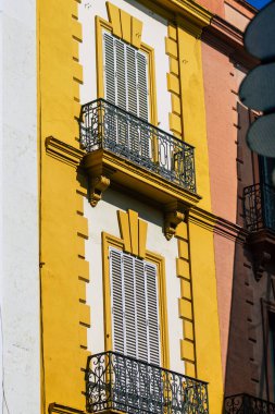 Sevilla İspanya 21 Temmuz 2021 İspanya 'nın güneyindeki Endülüs Bölgesi' nin başkenti ve sembolik bir şehir olan Sevilla sokaklarındaki bir binanın cephesi.