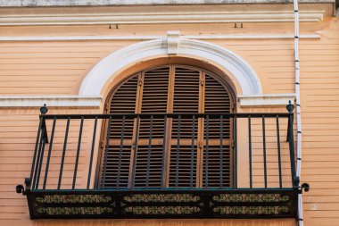 Sevilla İspanya 21 Temmuz 2021 İspanya 'nın güneyindeki Endülüs Bölgesi' nin başkenti ve sembolik bir şehir olan Sevilla sokaklarındaki bir binanın cephesi.