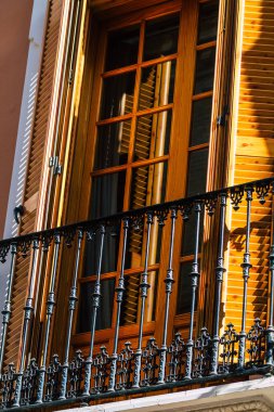 Sevilla İspanya 21 Temmuz 2021 İspanya 'nın güneyindeki Endülüs Bölgesi' nin başkenti ve sembolik bir şehir olan Sevilla sokaklarındaki bir binanın cephesi.