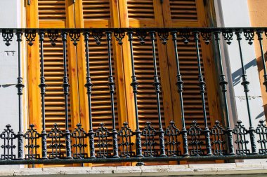 Sevilla İspanya 21 Temmuz 2021 İspanya 'nın güneyindeki Endülüs Bölgesi' nin başkenti ve sembolik bir şehir olan Sevilla sokaklarındaki bir binanın cephesi.