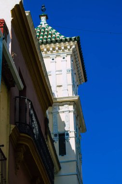 Sevilla İspanya 21 Temmuz 2021 İspanya 'nın güneyindeki Endülüs Bölgesi' nin başkenti ve sembolik bir şehir olan Sevilla sokaklarındaki bir binanın cephesi.